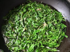 2.	锅里加入清水，烧开，把蒲公英放进去焯水，