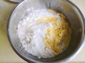 5.	玉米面加中筋面粉再加入泡打粉，加入适量温水和成面团，注意此时要和得稍硬一点，