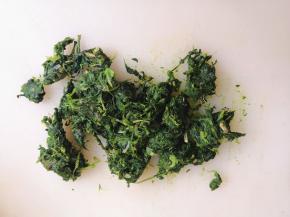 4.	攒出蒲公英的水分，切段，