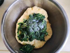 7.	再加入蒲公英和少许盐继续和成面团，