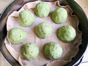 8.	取适量大小的面团先捏成圆球状，再稍稍搓长，把大拇指从底下进去捏成窝窝头的形状，放在笼屉里，