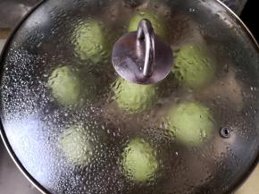 9.	锅里加水，温水下锅，将窝窝头放进去蒸，