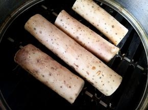 2.	入锅蒸熟，蒸熟后称了一下重量是520克，