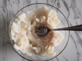 3.	蒸熟后去皮，用勺子捣成泥，