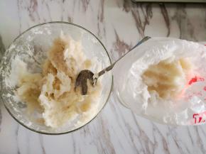 5.	裱花袋里放入一个大号裱花嘴，将山药泥装进去，