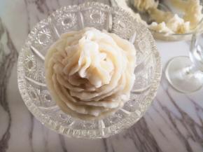 6.	挤入容器中，