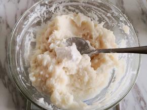 4.	加入淡奶油，再加入液体棉花糖拌匀，