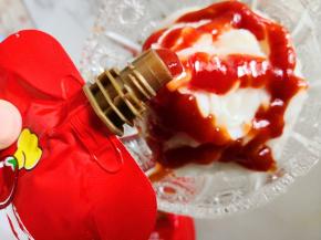 7.	再浇上适量的番茄蓝莓沙司