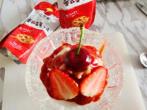 8.	最后装饰上水果，就可以品尝了。