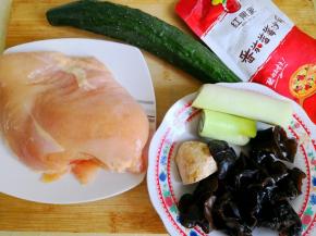 1.	将所需要的主要食材准备好，