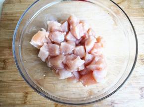 2.	鸡胸肉先用清水冲洗干净，去掉黄油等杂质，切成丁备用，