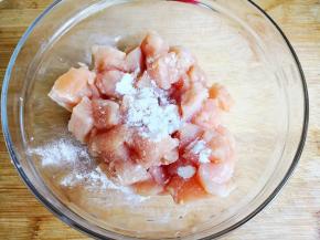 3.	加入盐3克，淀粉，白胡椒粉和少许油将鸡丁抓匀，如果干可以加一点点水，腌制15分钟左右，