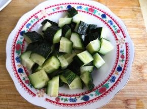 4.	黄瓜洗净切丁，