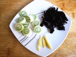 5.	葱切块，姜切丝，木耳泡发好之后切丝，