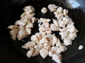 6.	锅里放油，将腌制好的鸡丁倒入锅里炒至变色，取出备用