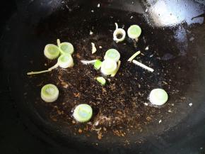 7.	另起锅，油热后放入葱，姜爆香，再倒入黄瓜和木耳炒熟，