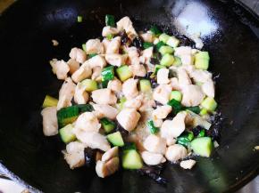 8.	倒入之前的鸡丁一起翻炒，