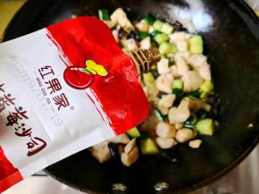 9.	加入适量番茄蓝莓酱翻炒，酱的用量要根据个人的口味添加，