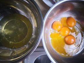 1.	蛋白与蛋黄分离，分别放在两个干净无水无油的盆里，