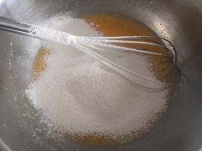 3.	筛入低筋面粉，划Z字搅拌均匀，即无干粉