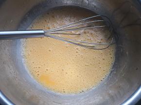 2.	蛋黄中加入糖20克，玉米油，水，盐然后搅拌均匀，