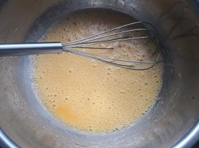 2.	蛋黄中加入糖20克，玉米油，水，盐然后搅拌均匀，