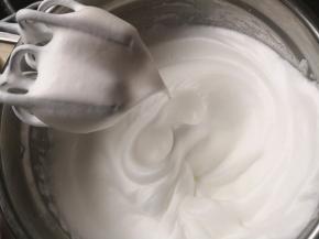 4.	蛋白先低速打发，至鱼眼泡加入20克糖，高速打至细腻的泡沫时，再加入剩余的糖，打发至出现小尖角即可，