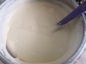 5.	取1/3的蛋白加入到蛋黄糊中，翻拌均匀，再全部倒入蛋白糊中，翻拌均匀，