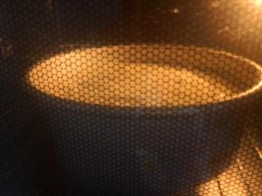 7.	烤箱预热，上下火，最下层，150度烤30分钟，再170度，烤30分钟，出炉马上震几下，倒扣