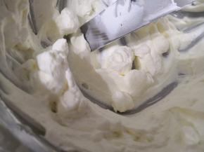 9.	淡奶油加入糖打发至刚刚不流动状态就可以了，