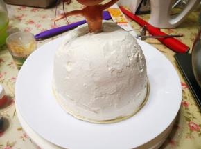 10.	把蛋糕切一下，摆出芭比娃娃的裙子形状，然后用奶油将其表面稍微抹平就可以了，
