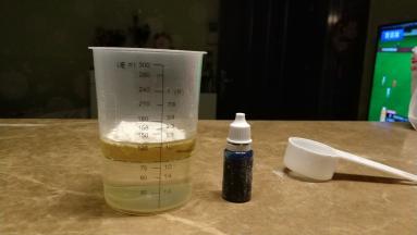 油、水混合，倒入面粉
