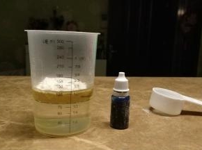 油、水混合，倒入面粉