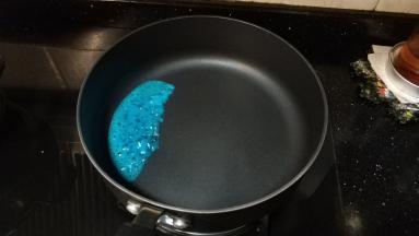 用小勺装起混合液，用不粘锅！不粘锅！不粘锅！！重要的事情说三遍！！中火倒入混合液，液体入锅后先是大泡泡