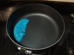 用小勺装起混合液，用不粘锅！不粘锅！不粘锅！！重要的事情说三遍！！中火倒入混合液，液体入锅后先是大泡泡