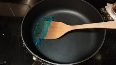 用薄一点的铲子铲起