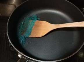 用薄一点的铲子铲起