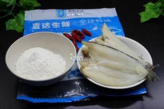 准备食材，裹炸粉、干辣椒，冰鱼柳从冰箱取出，室温内解冻