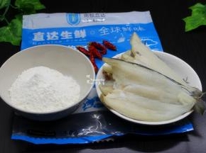 准备食材，裹炸粉、干辣椒，冰鱼柳从冰箱取出，室温内解冻