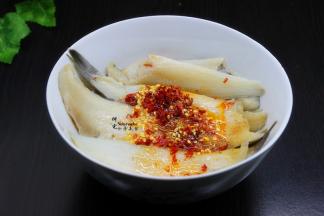 洗净的冰鱼柳沥干水，放入油、盐、生抽、料酒、胡椒粉、姜粉、辣椒粉拌均。