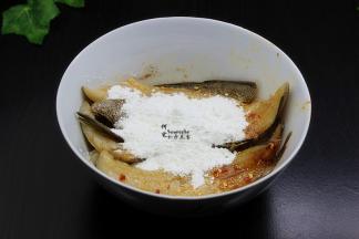 腌制好的冰鱼柳，颜色非常的漂亮，加入裹炸粉均匀的拌均