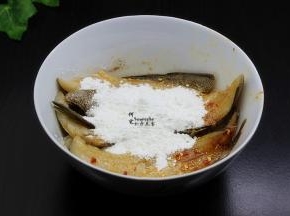 腌制好的冰鱼柳，颜色非常的漂亮，加入裹炸粉均匀的拌均