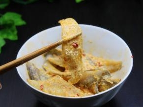 这是裹好粉的冰鱼柳，用筷子夹起，不会掉粉，均匀粘上了粉浆