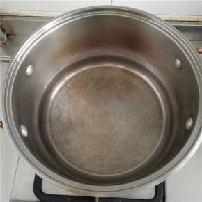 锅中放入500克水加热。