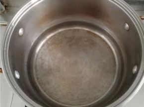 锅中放入500克水加热。