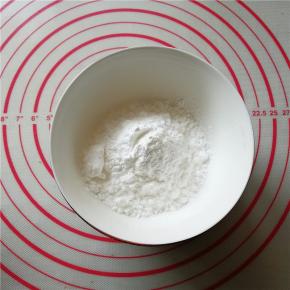 将100克淀粉倒入小碗中。