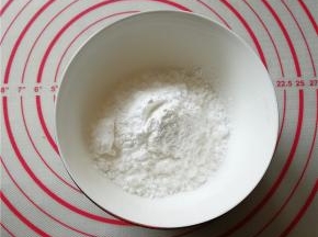 将100克淀粉倒入小碗中。