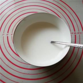 用清水浸泡淀粉，2分钟后搅拌成无颗粒状的粉浆。