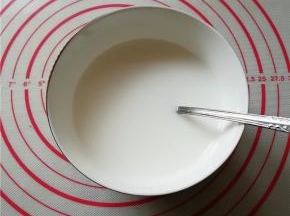 用清水浸泡淀粉，2分钟后搅拌成无颗粒状的粉浆。