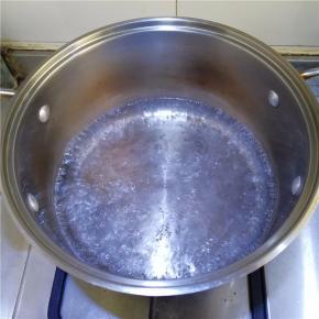 锅中的水加热沸腾。